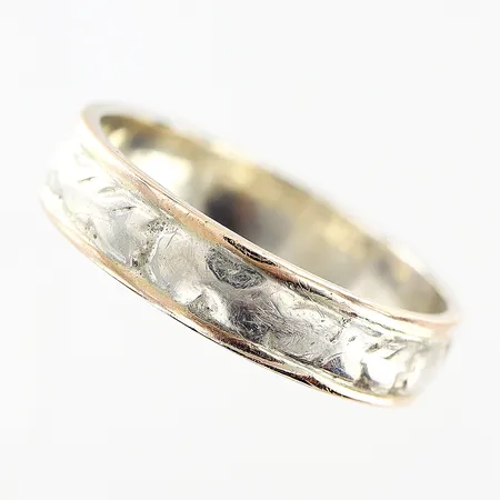 Ring, mönstrad, delvis förgylld, stl 19½, slitage på mönster, gravyr, silver 830/1000 Vikt: 3,6 g