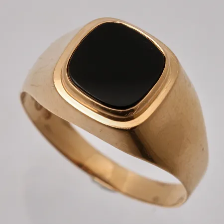 Klackring i 18K guld, stl 20¾, bredd 3,1-12,5mm, 1st Onyx, mått 9x9mm, tillverkad av Ceson Guldvaru Ab, år 1959, vikt 3,71g.