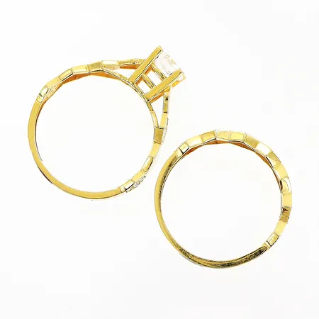 2 ringar, vita stenar, stl 16¼, bredd 1,5-5mm, 21K Vikt: 4,5 g