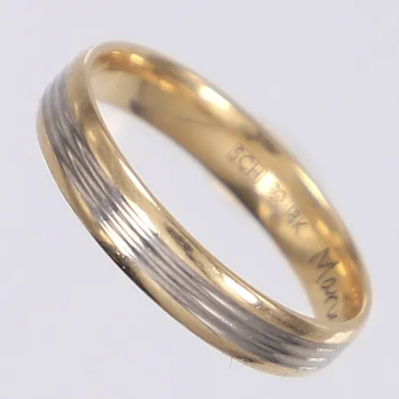 Ring tillv. Schalins stl 18½ bredd 4mm tvåfärgad gravyr 18K Vikt: 3,6 g