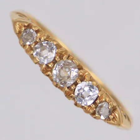 Ring med gammelslipade diamanter 1xca0,12ct, 2xca0,07ct, 2xca0,03ct, stl 17½, bredd 2-4,1mm, England, Birmingham, troligen sent 1800-tal, nagg på diamanter, 18K  Vikt: 3,2 g