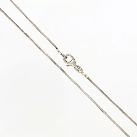 Kedja fyrkant 41cm, bredd: 1mm, smärre skevhet, silver 925/1000 Vikt: 3,9 g