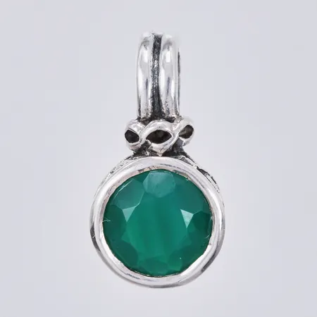 Hänge med grön sten längd: ca 1,8cm bredd: ca 3-10mm 925/1000 silver  Vikt: 2,2 g
