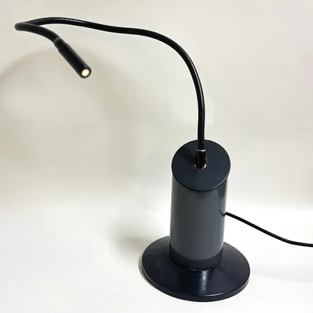 Bordslampa Lumina Zed, design av Tommaso Cimini, 1900-talet, höjd ca 21cm, ljuset stålar från den justerbara armen, svart metall