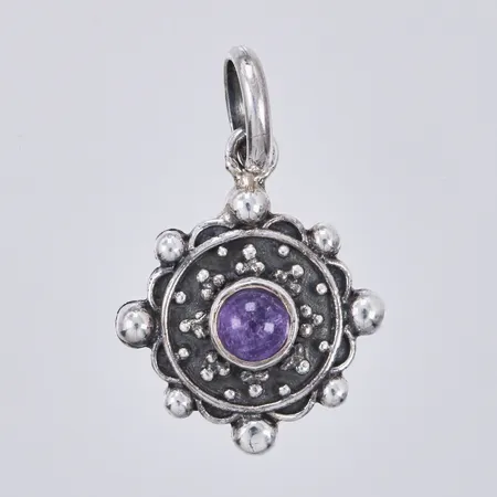Hänge med lila sten längd: ca 2,2cm bredd: ca 15mm 925/1000 silver  Vikt: 1,8 g