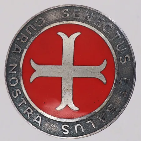 Brosch med röd emalj, Ø38mm, Senectus et salus Cura Nostra, Ålderdom och hälsa är vår angelägenhet, Lagerströms silver, år 1973, 830/1000 silver Vikt: 17,1 g