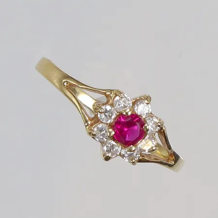 Ring med röd sten samt vita stenar stl 18½ bredd 1-7mm 18K Vikt: 2,2 g