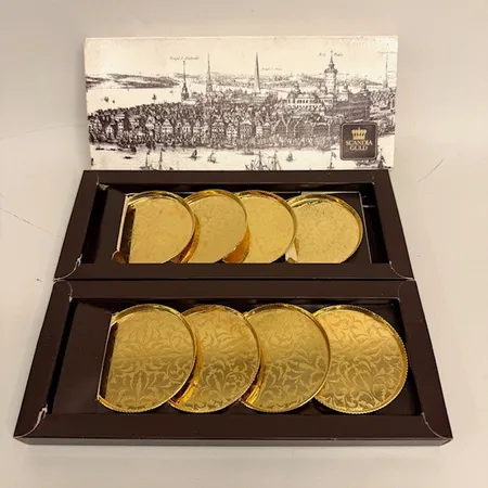 8 glasunderlägg, Scandia, guldpläterade, Ø78mm, originalkartong Skickas med paket.