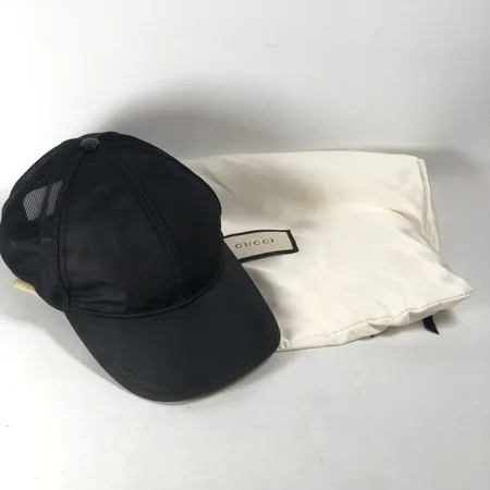 Keps Gucci svart textil, slitage, märken, viss lukt, dustbag medföljer