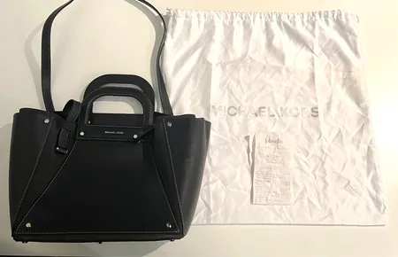 Handväska Michael Kors Clara svart med dustbag och kvitto, höjd 31cm, längd 34cm  Vikt: 0 g