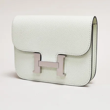 Plånbok Hermès Constance Slim Wallet Vert Fizz, präglat kalvskinn, H082060CK, mått 12,5x10x3cm, palladiumpläterad beslag, avtagbar myntficka med dragkedja, två kortfack, bältesögla, skyddsplast på beslag, Kvitto från Hermès Hamngatan Stockholm 2023, dustbag, box. 