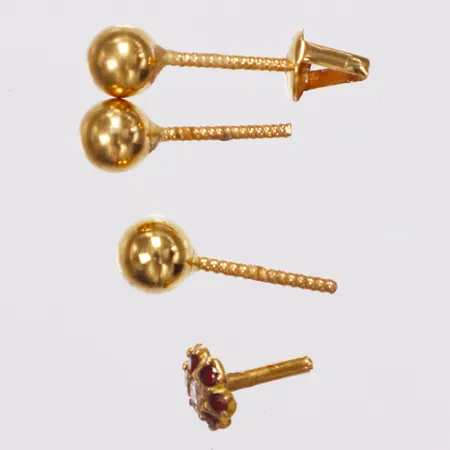 4 örhängen udda stoppar saknas ena med stenar, skruvstift, 18K  Vikt: 1,4 g