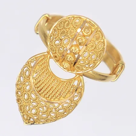 Ring med genombruten dekor stl 15¼ bredd 4-25mm lätt bucklig 21K  Vikt: 4,2 g