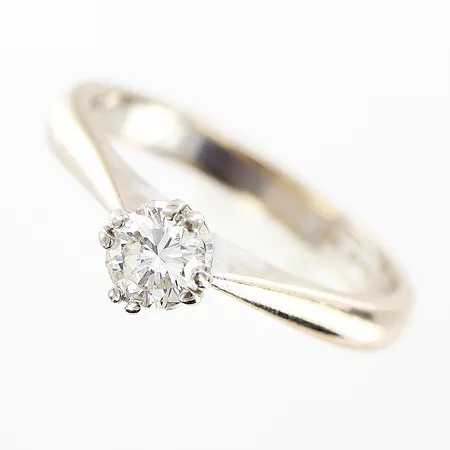 Ring med diamant ca 0,29ct, stl 16½, bredd 2,5-5mm, vitguld, Guldfynd, 18K.  Vikt: 3,3 g