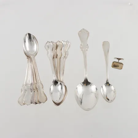 13 Skedar, olika längder och modeller, samt udda manschettknapp,  830/1000 silver, 220,5g.