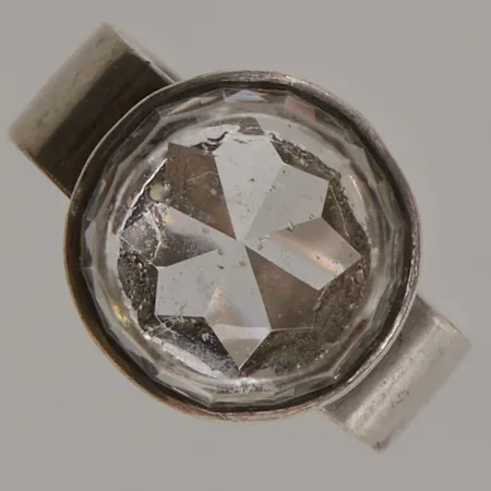 Ring bergkristall, Ø17¾, bredd:13mm, smånagg på sten, 925/1000 Silver 6,5g.