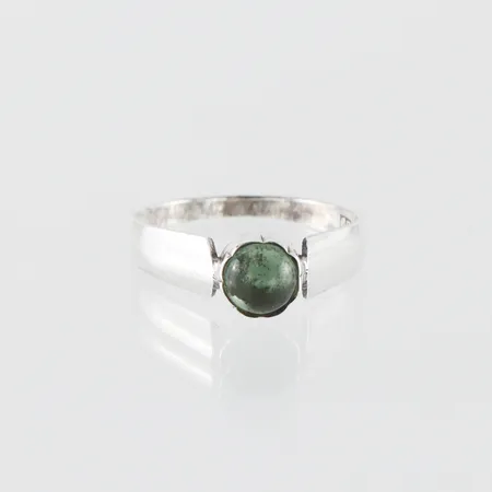 Ring med sten, stl 17½mm, silver  Vikt: 1,8 g