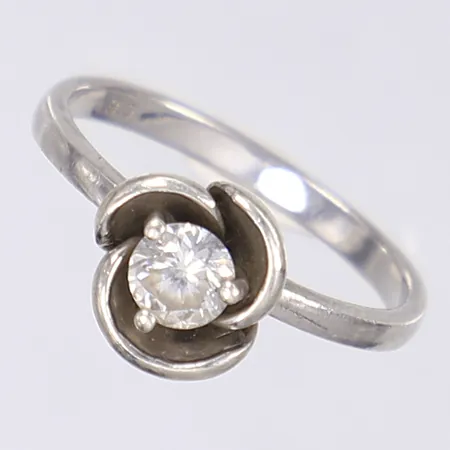 Ring med vit sten stl 17¼ bredd 2-10mm silver 925/1000 Vikt: 3,2 g