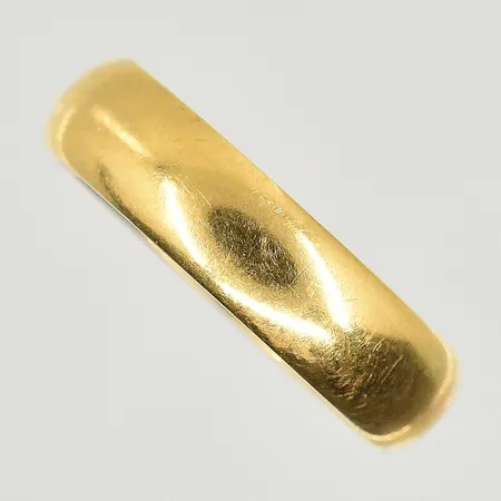 Ring, stl 17¼, bredd 5 mm, gravyr, 18K. Vikt: 4,8 g