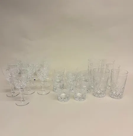 6 grogglas, höjd 13,5cm, 11 selterglas, höjd 73mm (varav 4 med nagg), 9 vitvinsglas, höjd 15,4cm, (varav 4 med nagg), Christineholm Cristall,vissa etikettmärkta Fyrklövern, slipad kristall  Skickas med postpaket.