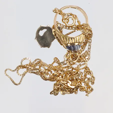 Diverse guld, delvis små defekter, gravyr med sten 18K Vikt: 15,7 g