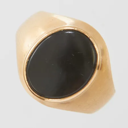 Klackring med onyx, stl16¾, bredd 3-14,5mm, repig sten, 18K, bruttovikt: 4,9g.