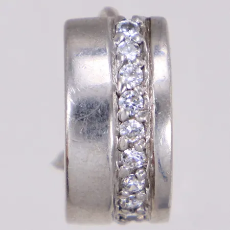 Örhänge med vita stenar, längd 15,9mm, bredd 7,4mm, udda, saknar snurrebuss, silver 925/1000 Vikt: 3,1 g