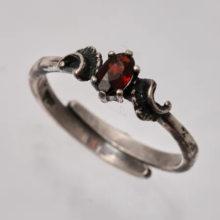 Ring i silver, 17½, öppen skena, bredd 3,6-6mm, 1st Granatliknande, mått 3,3x5mm, 925/1000, vikt 2,04g.