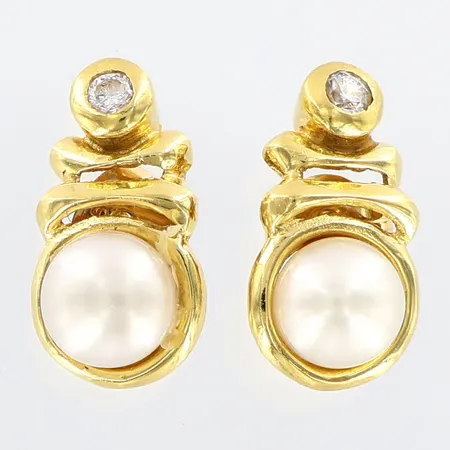 Ett par örhängen odlade pärlor Ø5mm vita stenar 13x7mm, något skeva stift, udda stopp, 18K. Bruttovikt: 1,9gram  Vikt: 1,9 g