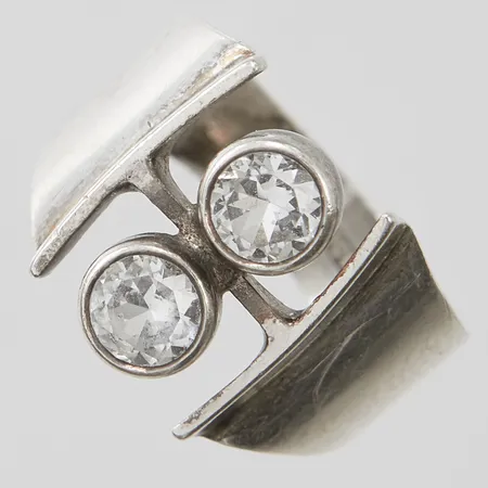 Ring med syntetisk spinell, stl17, bredd 5-13mm, finska stämplar, 813/1000 silver Vikt: 3,9 g