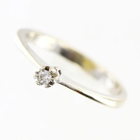 Ring diamant 0,02ct, stl 15¼, en klo sned, bredd 1,0-2mm, vitguld, i behov av rodiering, 18K Vikt: 1,7 g