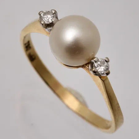 Ring i 18K guld, stl 19, bredd 1,9-7,4mm, 1st odlad pärla, mått Ø 7,4mm, 2st diamanter, graverad 8235-40, mått Ø2,4mm, vikt 3,02g.
