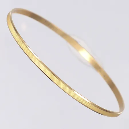 Armring med präglad dekor Ø6cm bredd 3mm något skevt i formen 18K Vikt: 6,4 g