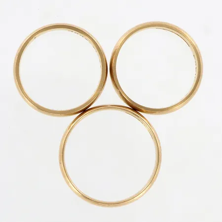 3 ringar släta, gravyr, 18K.  Vikt: 18 g