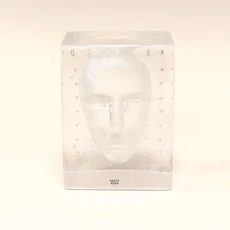 Skulptur Bertil Vallien, glasblock med ansikte i klarglas, 14,5x11x7,5cm, numrerad 2090564, Kosta Boda.  Skickas med postpaket.