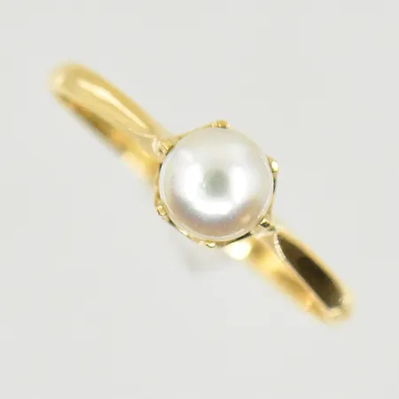 Ring med odlad pärla Ø5 mm, stl 16, bredd 2 mm, 18K. Vikt: 1,1 g