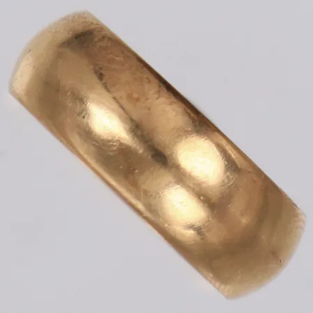 Ring, stl 17¼, bredd 7,1mm, gravyr, 14K  Vikt: 7,7 g