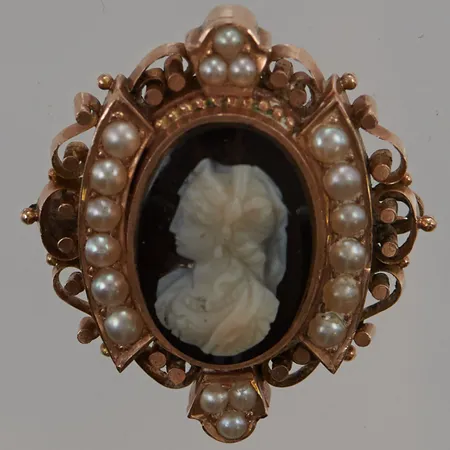 Brosch Camé 27x26mm, pärlor, 14K bruttovikt 8,9g.