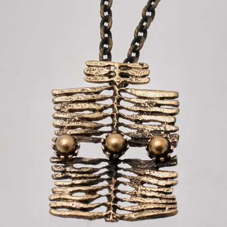 Hänge i brons, mått 29x40mm,design Pertti Peuri, kedja 70cm