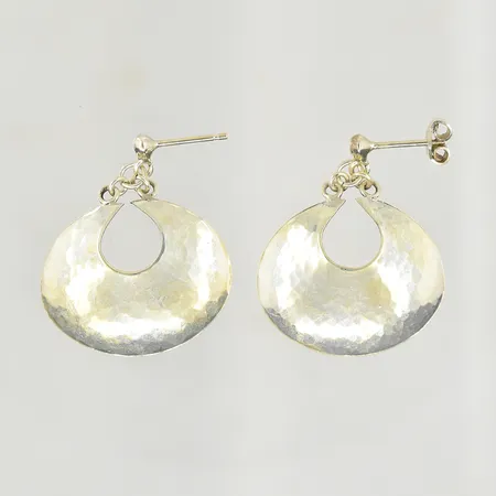 Ett par örhängen, M10/1986, längd 30 mm, bredd 25 mm, hamrad dekor, en stopp saknas, 925/1000 silver. Vikt: 4,9 g