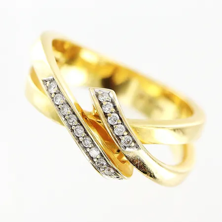 Ring diamanter 15 x 0,005ct, stl 15¾, bredd 4-8,5mm, 18K Vikt: 6,4 g