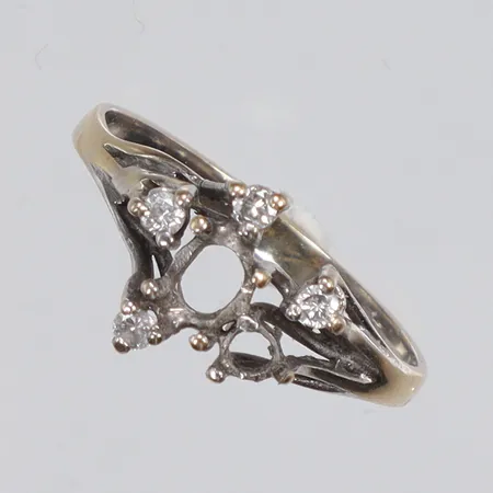 Ring med vita stenar, defekt saknar flera stenar 18K Vikt: 2,5 g