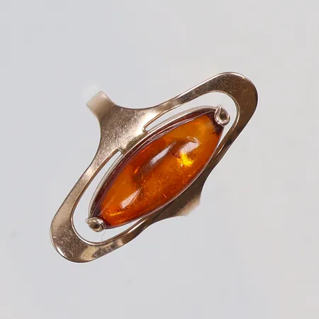 Ring med cabochonslipad bärnsten stl 18½ 3-31mm sovjetiska stämplar 1970-tal 14K Vikt: 3,9 g