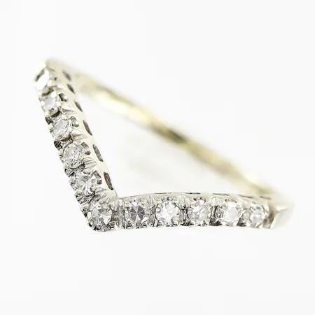 Ring med diamanter 0,20ctv, V-formad skena, bredd 1,5-2mm, stl 15¾, vitguld, i behov av rodiering, 18K Vikt: 1,8 g