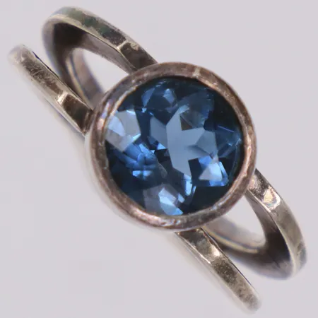 Ring med blå sten, stl 17, bred 10,6mm, ostämplat silver Vikt: 7,6 g