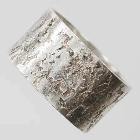 Ring, stl16½, bredd 10,5mm, svenska stämplar, 925/1000 silver Vikt: 4 g