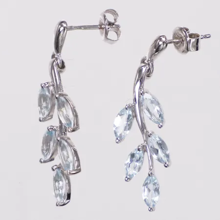 Ett par örhängen ljusblåa stenar, 29mm, Guldfynd, vitguld, 18K  Vikt: 2,2 g