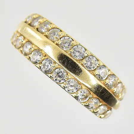 Ring med vita stenar, stl 16½, bredd 3-7 mm, 14K. Vikt: 2,5 g