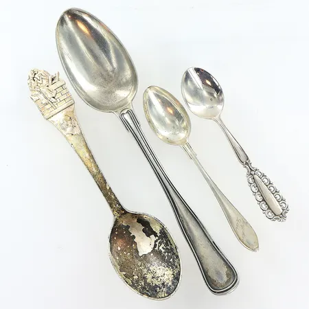 4 skedar olika modeller och storlekar, gravyrer/slitage, silver 830/1000. Vikt: 100,6 g