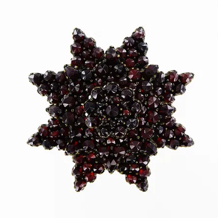 Brosch med granater Ø42mm, ostämplad, slitage på förgyllning, silver. Vikt: 10,2 g